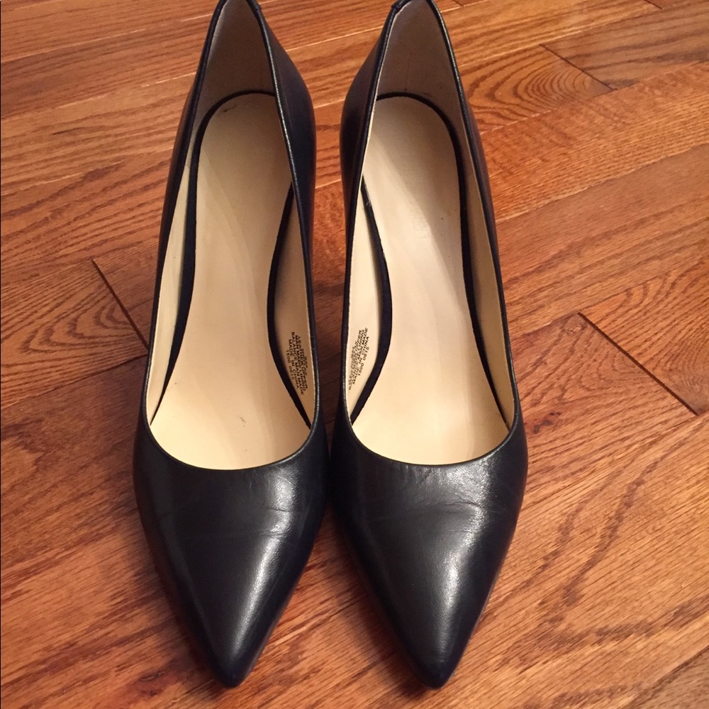 Navy pumps